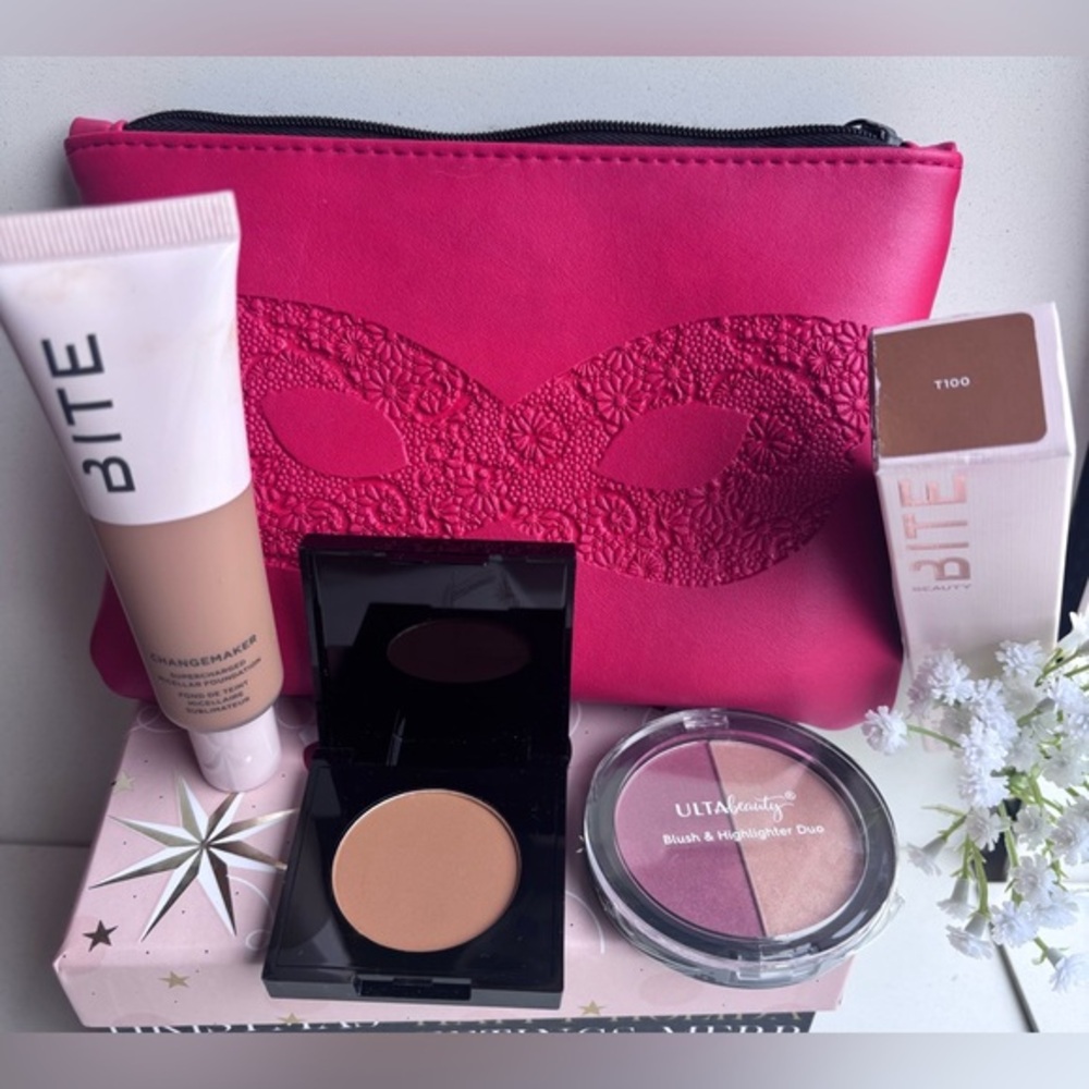 Essential Makeup Bundle
Foundation, Bronzer, Highlighter, Blush & Bag. NIB
